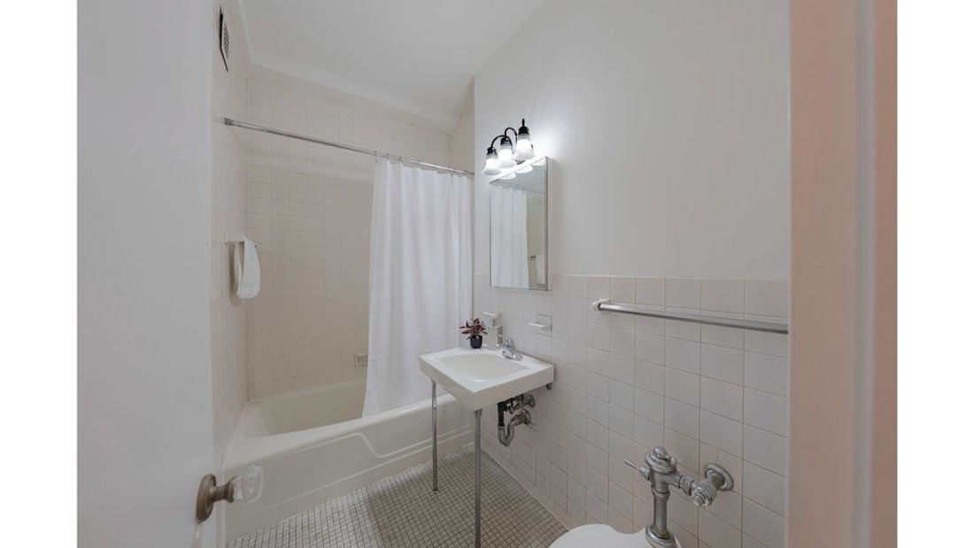 Photo for 200 East 57th Street - 935 3 AVENUE Cooperative in Midtown East, Manhattan