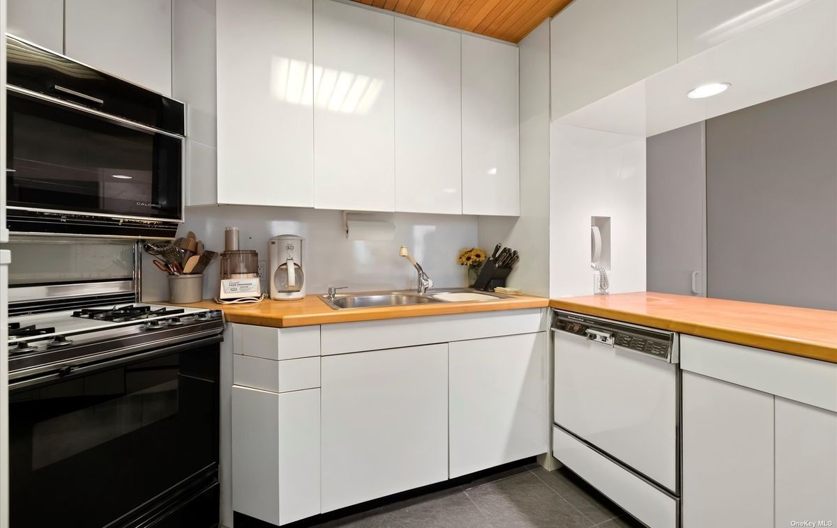 Photo for 200 East 74th Street - 1285 3 AVENUE Cooperative in Lenox Hill, Manhattan