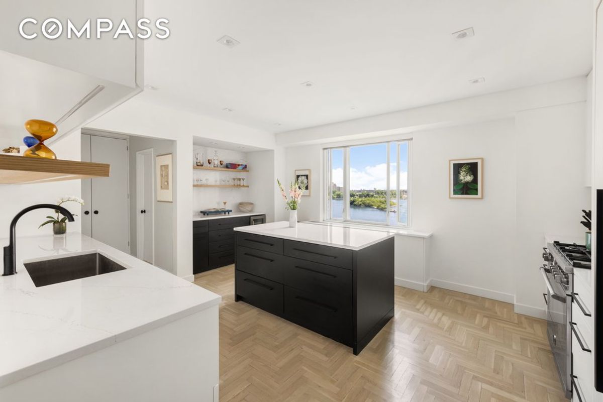 Photo for 200 East End Avenue - 200 EAST END AVENUE Cooperative in Upper East Side, Manhattan