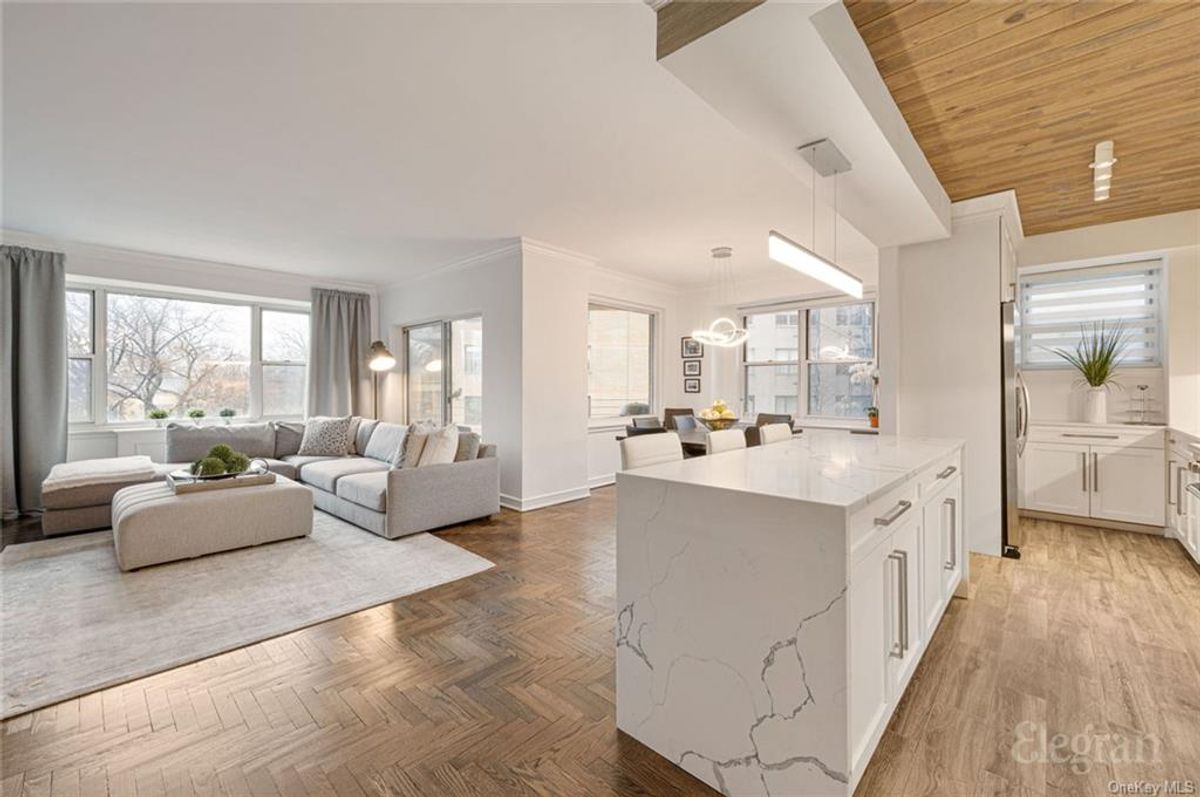 Photo for  200 East End Avenue  - 200 EAST END AVENUE Cooperative in Upper East Side, Manhattan