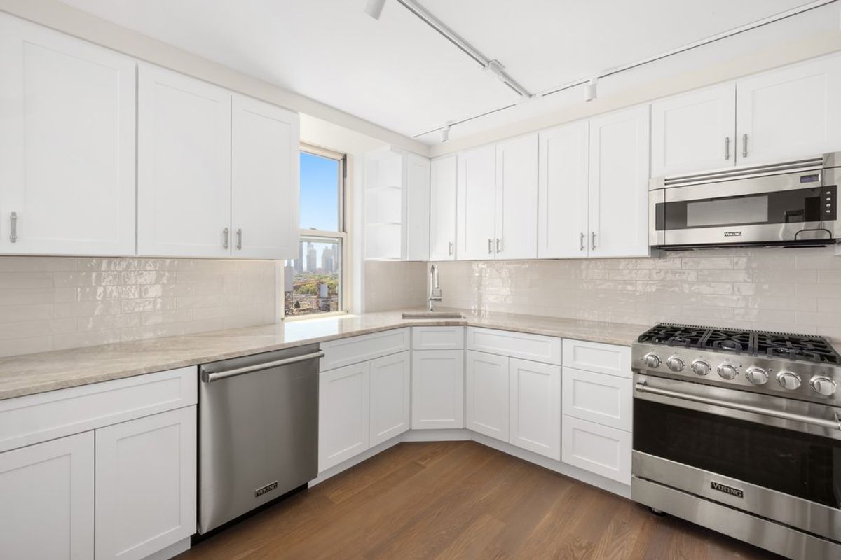 Photo for Island House - 555 Main Street Condominium in Roosevelt Island, Manhattan