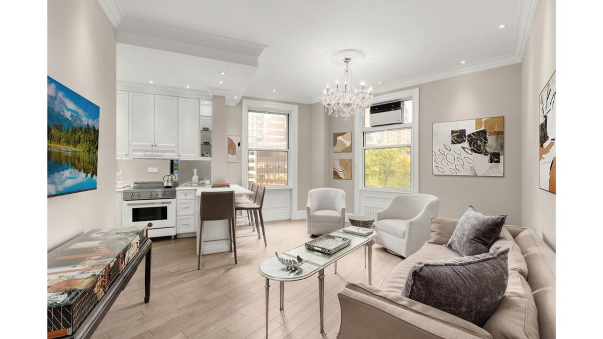 Photo for Lincoln Spencer Apartments - 140 West 69th Street Cooperative in Upper West Side, Manhattan