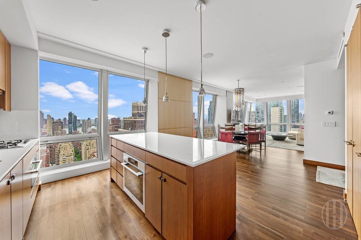 Photo for The Residences at 400 Fifth Avenue - 400 Fifth Avenue Condominium in Murray Hill, Manhattan