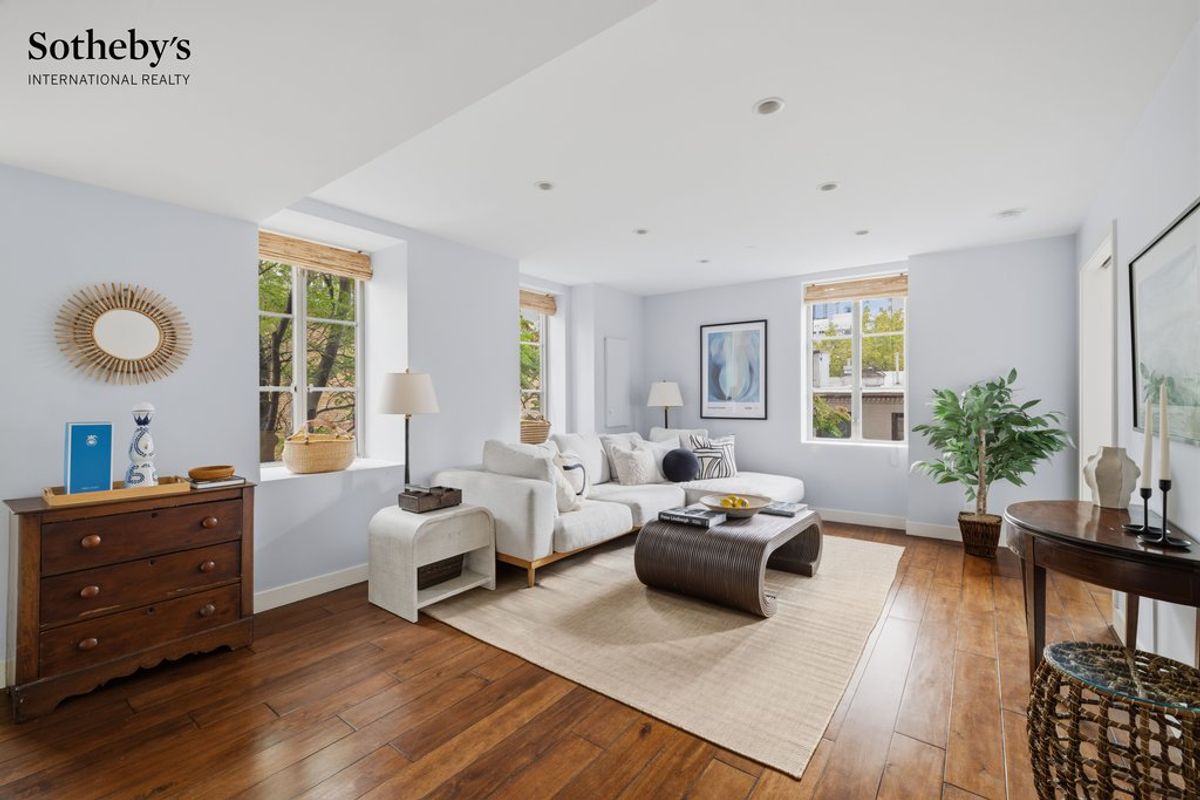 Photo for Barbizon/63 - 140 East 63rd Street Condominium in Upper East Side, Manhattan